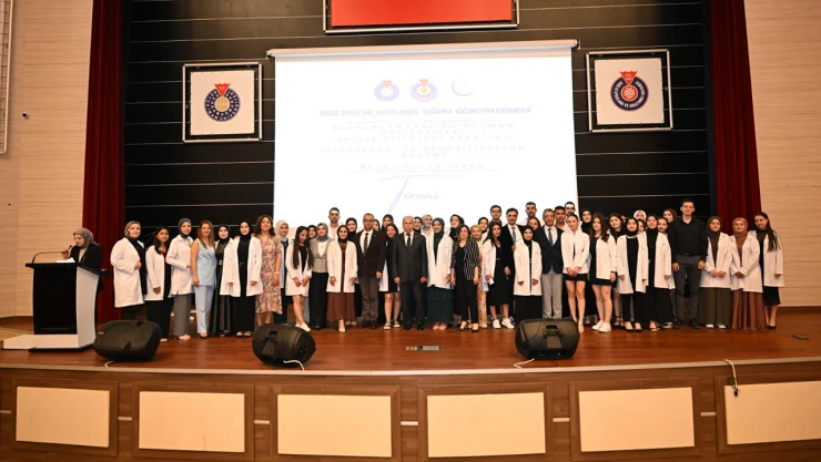 Önlüklerini giyen öğrenciler görev için hazır