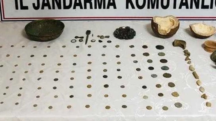 Operasyonda 133 sikke ve çok sayıda obje ele geçirildi