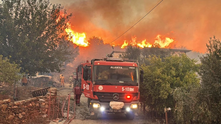 Orman yangınına havadan ve karadan müdahale sürüyor