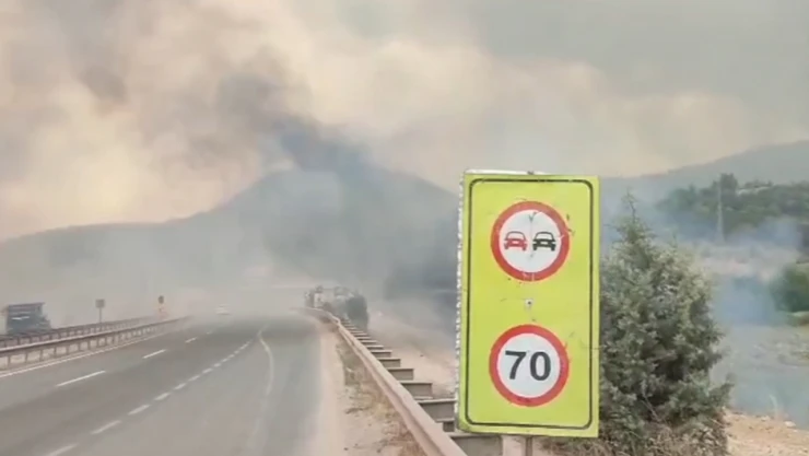 Orman yangınının 3. gününde karayolu trafiğe kapatıldı