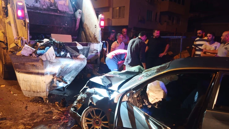 Otomobil çöp kamyonuna çarptı, 1 kişi öldü, 4 kişi yaralandı