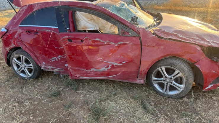 Otomobil devrildi! 1 kişi öldü, 1 kişi yaralandı