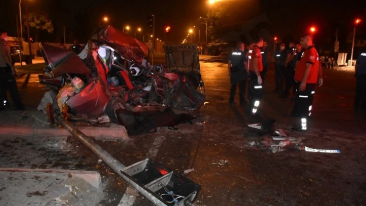 Otomobil ile midibüs çarpıştı: 2 ölü, 4 yaralı