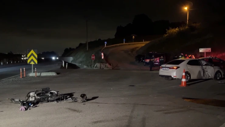 Otomobil ile motosikletin çarpıştığı kazada 1 kişi öldü, 2 kişi yaralandı