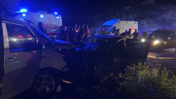 Otomobil ile panelvan çarpıştı! 1 kişi öldü, 8 kişi yaralandı