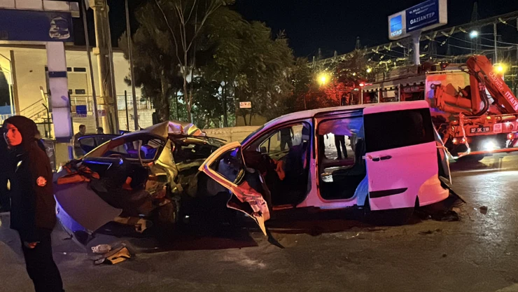 Otomobil ile ticari araç çarpıştı, 5 kişi öldü, 2 kişi yaralandı