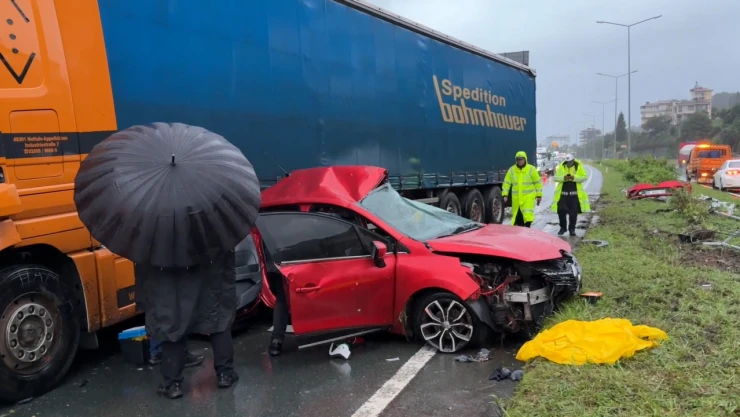 Otomobil tırla çarpıştı, 3 kişi öldü