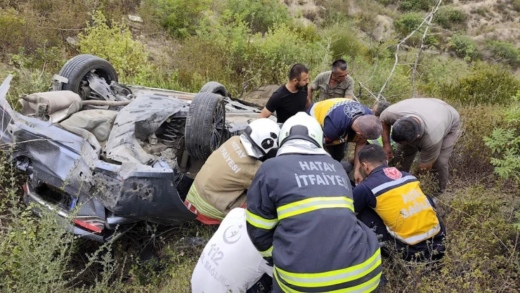 Otomobil uçurum yuvarlandı! 4 yaralı