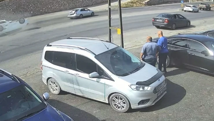 Otomobilin devrildiği kaza güvenlik kamerasında