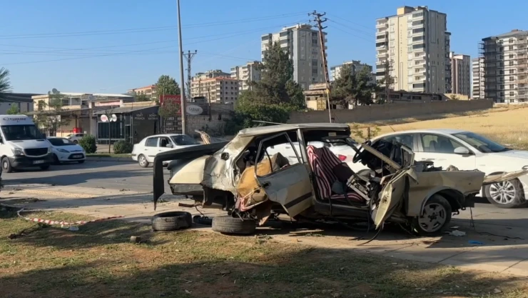 Otomobilin iki işçi servisine çarptı, 10 kişi yaralandı