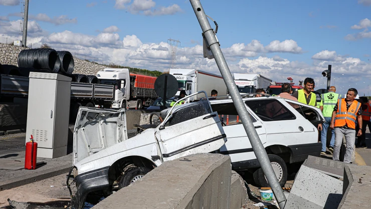 Otoyol gişelerindeki bariyere çarpan otomobildeki 2 kişi öldü