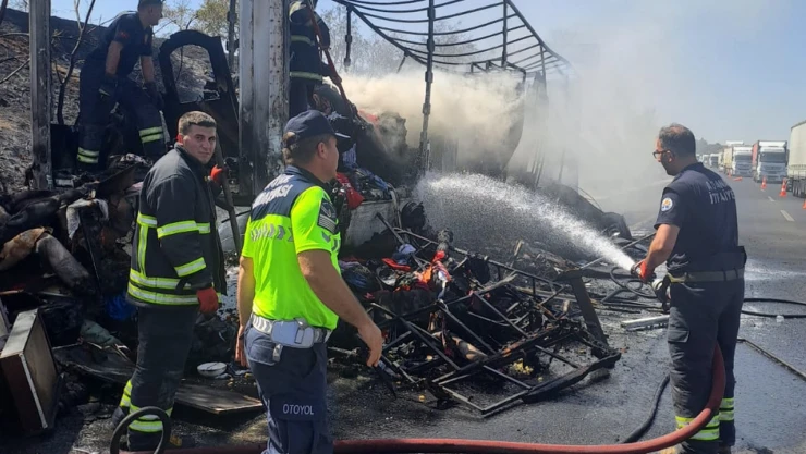 Otoyolda tırın dorsesi alev alev yandı