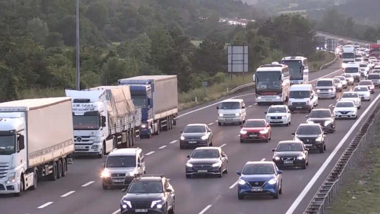 Otoyollarda bayram yoğunluğu