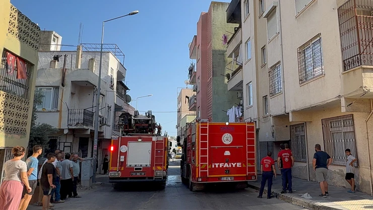 Oturduğu evi ateşe verdi