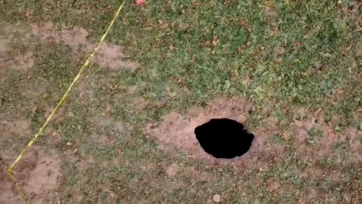 Pancar tarlasında 2 metrelik dev obruk