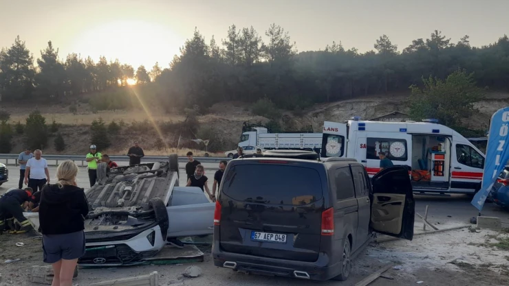 Panelvanın otomobile çarpması sonucu 6 kişi yaralandı