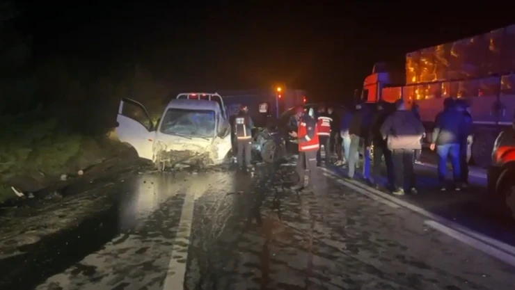 Panelvanla kamyonet çarpıştı 1 kişi öldü, 3 kişi yaralandı