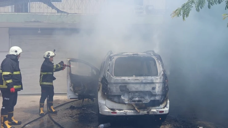 Park halindeki hafif ticari araç yandı