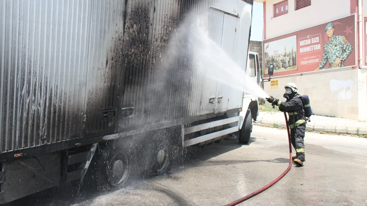 Park halindeki kamyonda yangın paniği