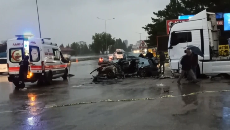 Park halindeki tıra çarpan otomobildeki 3 kişi öldü, 2 kişi yaralandı