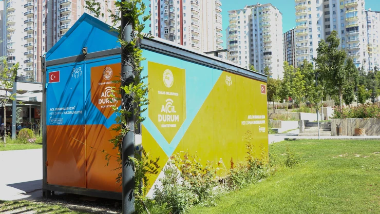 Parklara acil durum konteynerleri konulmaya başlandı