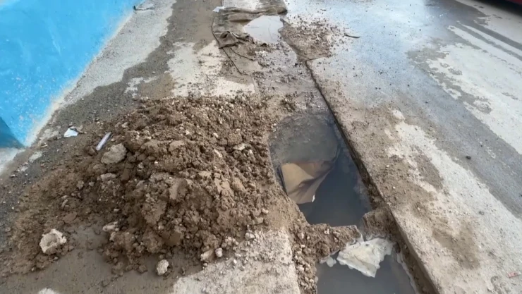 Patlayan su borusu onarılmadı mahalleli ayağa kalktı