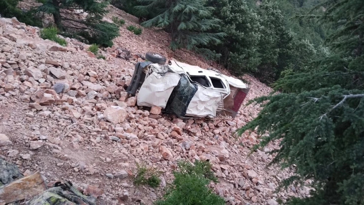 Pikap uçuruma devrildi 3 ölü, 1 yaralı