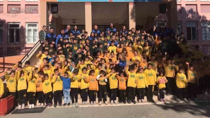 Polis, ilkokul öğrencilerine mont ve bot dağıttı