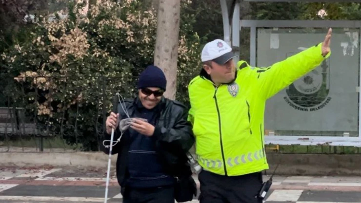 Polisten, gönülleri ısıtan yardım eli