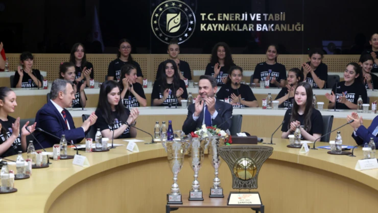 Potanın Ceylanları, kupalarını Bakan Bayraktar'a getirdi