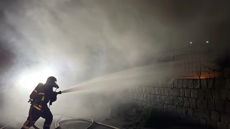 Prefabrik evde çıkan yangın korkuttu