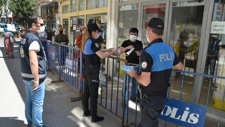 PTT önünde bekleyenlere dolandırıcılık uyarısı