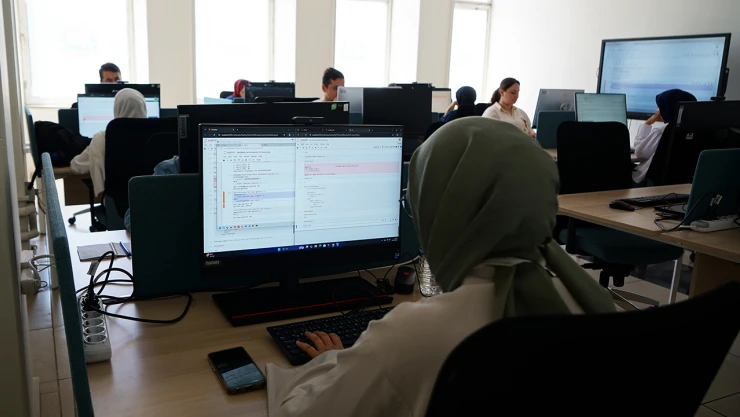 Pusula Maraş Bilim Akademisi'nde gençler geleceğe kod yazıyor