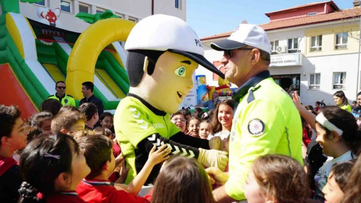 Renkli yüzler, mutlu çocuklar