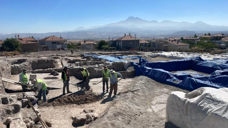 Roma dönemine ait çocuk ve yetişkin mezarı bulundu