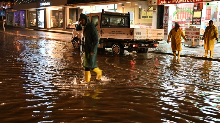 Sağanak hayatı felç etti
