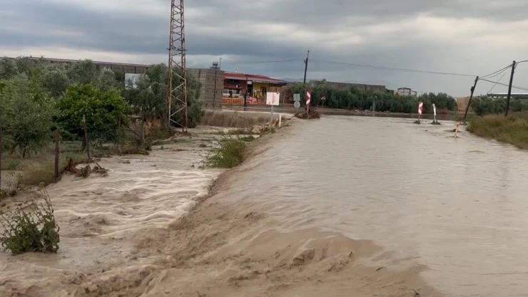 Sağanak nedeniyle dere taştı, ulaşım trafiğe kapatıldı