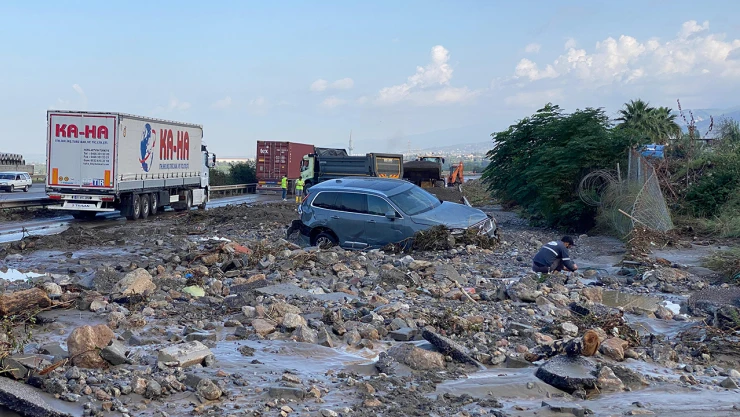 Sağanak nedeniyle otoyolda araçlar mahsur kaldı