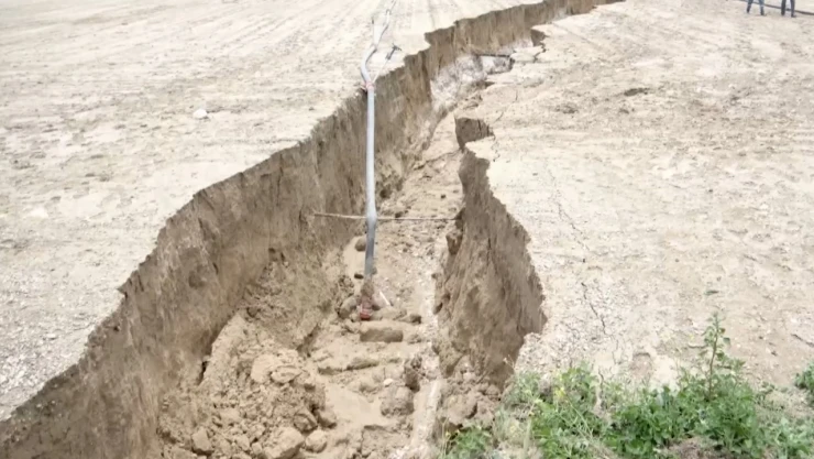 Sağanak sonrası tarım arazisinde 100 metre yarık oluştu