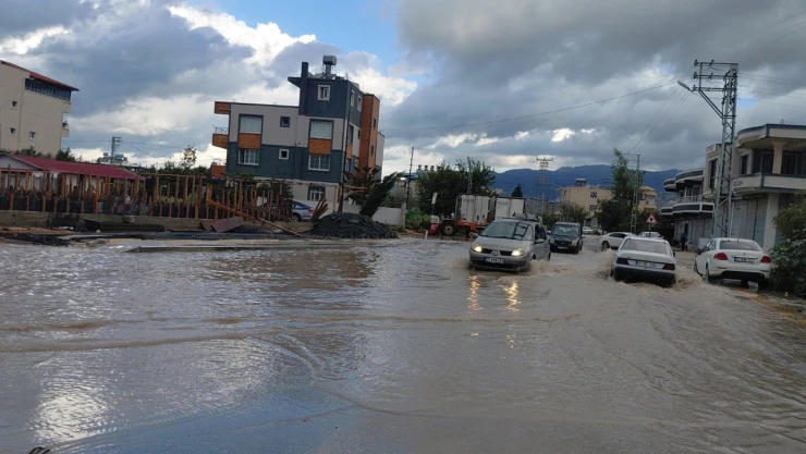 Sağanak ve şiddetli rüzgar su birikintisine neden oldu