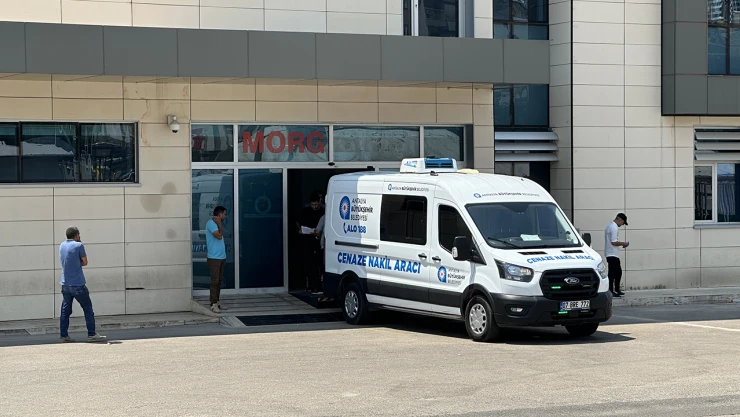 Sahilde fenalaşan genç kaldırıldığı hastanede öldü