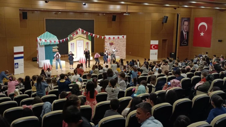 Sahne Maraş ekibi çocukların yüzünü güldürdü!