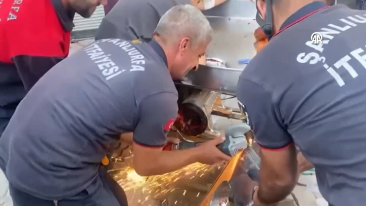 Salça makinesine elini kaptıran genç kız ameliyatla kurtarıldı