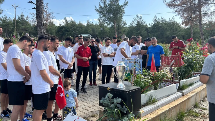 Şampiyonların ilk durağı Kahramanmaraş Deprem Şehitliği oldu