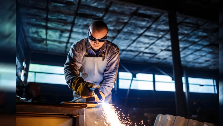 Sanayide çarklar hız kesmeden dönüyor