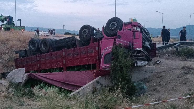 Şarampole devrilen kamyonetin sürücüsü öldü