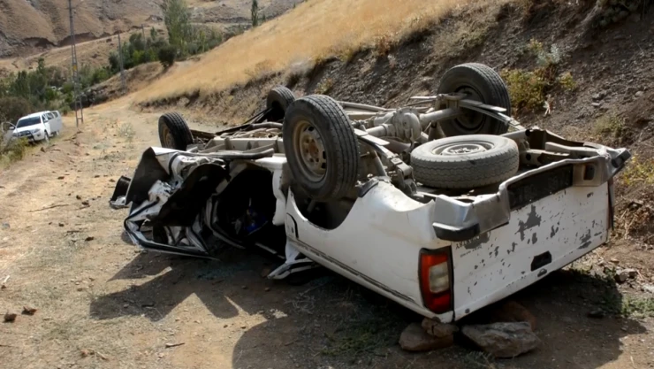 Şarampole devrilen pikaptaki 2 kişi öldü, 1 kişi yaralandı