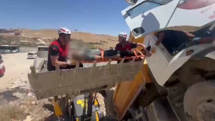 Şarampole düşen kamyonun sürücüsü kepçeyle kurtarıldı