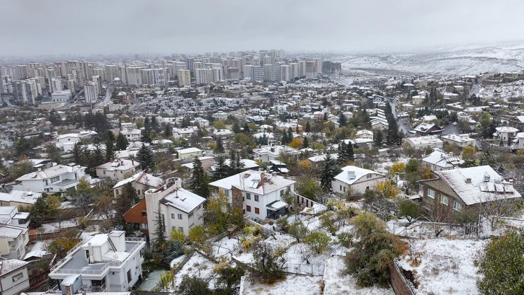 Şehir, beyaz örtüye büründü