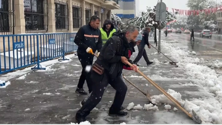 Şehir merkezi ekim ortasında karla kaplandı
